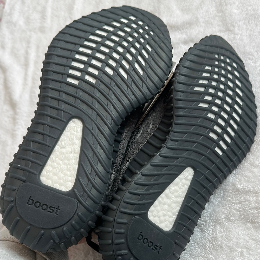NWT Adidas Adult Yeezy Boost 350 V2 - Black and Gray - Picture 4 of 7